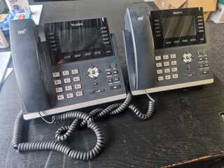 Diverse monitoren en telefoonsets