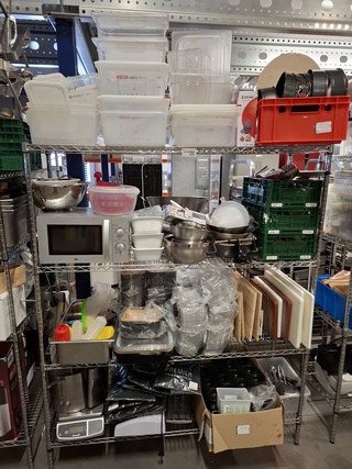 Partij horeca benodigdheden in stelling