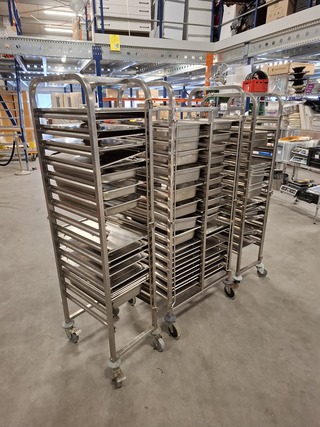 3x Regaalwagen met ca. 40x gastronoom bakken met deksel