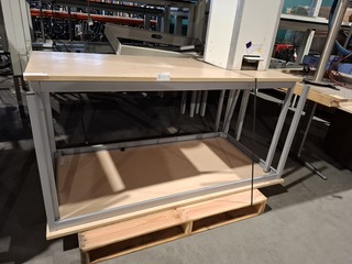 (NS materiaal) ca. 9x bureau en 2x tafel