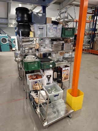 Partij horeca benodigdheden in stelling