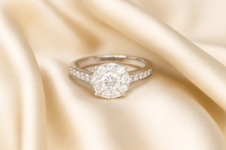 Witgouden entourage ring met briljant geslepen diamanten 1.00 carat