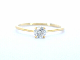 Gouden ring solitair met natuurlijke briljant geslepen diamanten