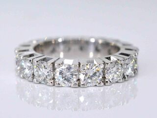 Witgouden alliance ring met grote diamanten