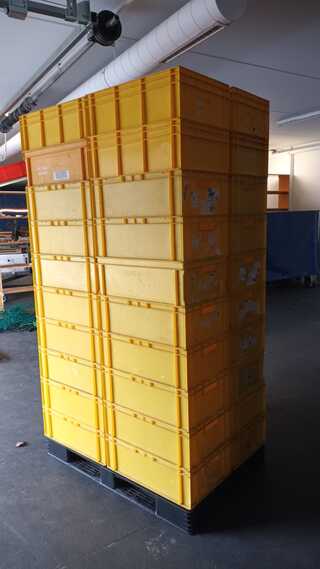 Ca. 40x Opslagbakken, Geel