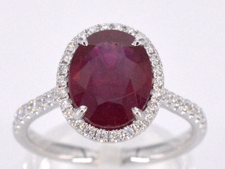 Witgouden entourage ring met diamanten en robijn