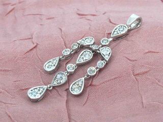 Witgouden hanger in bijzonder design met diamanten