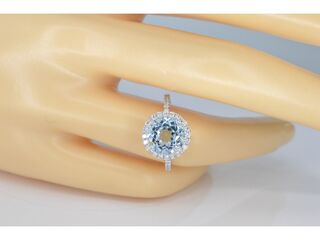 Witgouden entourage ring met een natuurlijke geslepen topaas