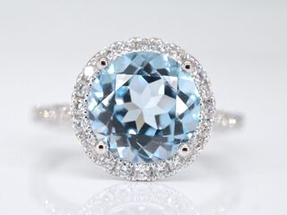 Witgouden entourage ring met een natuurlijke geslepen topaas