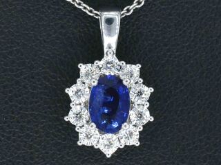 Witgouden entourage hanger met diamanten en saffier, excl. ketting