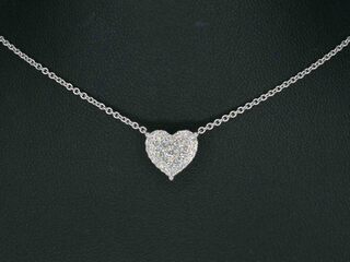 Witgouden hartvormige hanger en collier vol met diamanten