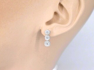 Oorhangers met drie chatons van diamanten