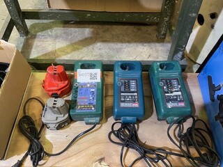 3 x opladers + 2 x accu’s Makita