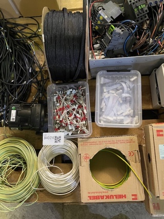 Pallet met fijne electronica