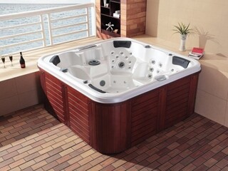 Outdoor spa Vonato, Milaro, wit bad, mahonierode skirts