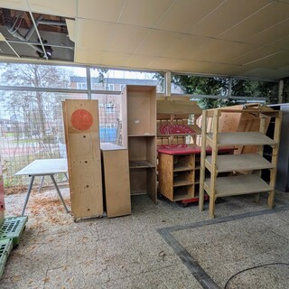 8x Diverse houten showroommeubels