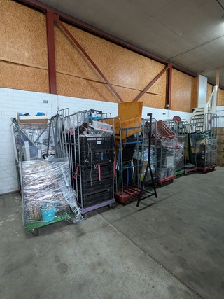 Ca. 16x Rolcontainer gevuld met diverse kantoor en magazijn goederen