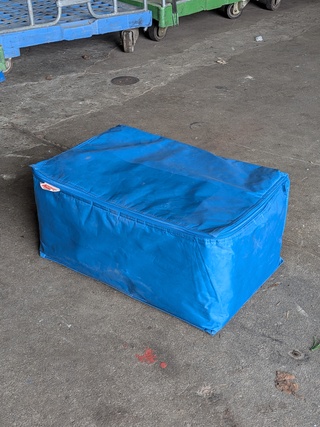 Partij koeltassen gevuld met lege glazen flessen