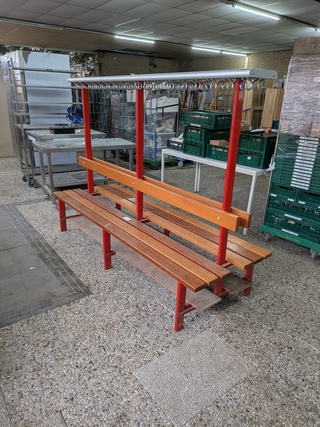 2-zijdige zitbank met kledinghaakjes