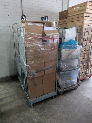 Assortiment kantoorartikelen in 4x rolcontainer