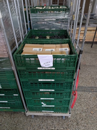 4x Rolcontainer gevuld met diverse levensmiddelen