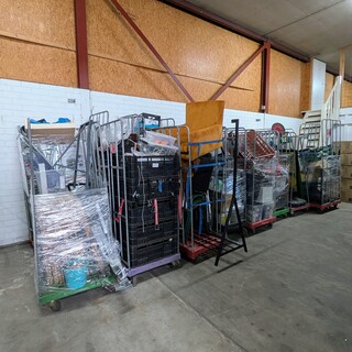 Ca. 16x Rolcontainer gevuld met diverse kantoor en magazijn goederen