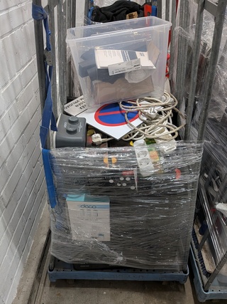 8x Rolcontainer gevuld met diverse kantoor en magazijn goederen