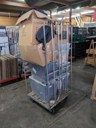 Diverse (koel)tassen en kleding in rolcontainer