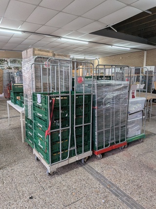 4x Rolcontainer gevuld met diverse levensmiddelen