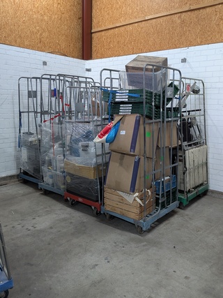 8x Rolcontainer gevuld met diverse kantoor en magazijn goederen