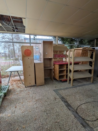 8x Diverse houten showroommeubels