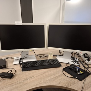 ThinkCentre met 2x monitor Lenovo, 11DT, core i5