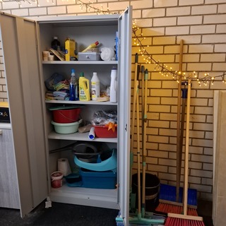 Schoonmaakkast met inhoud