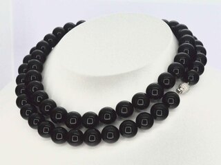 Halsketting met Onix edelsteen en een witgouden sluiting met diamant