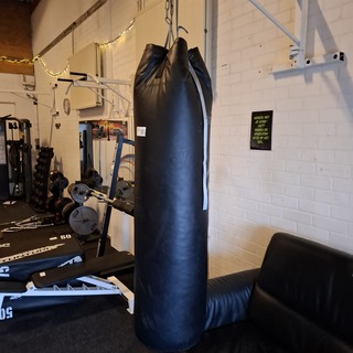 Bokszak met muurbevestiging