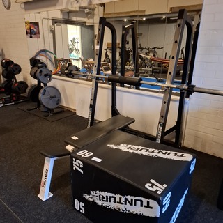 Squatrek met halterrek en fitnessbank o.a. Powerhouse