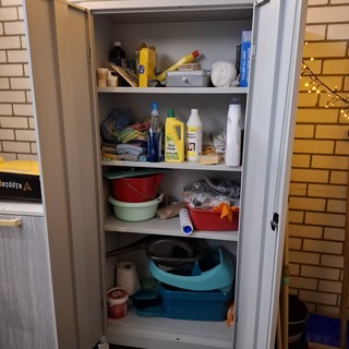 Schoonmaakkast met inhoud