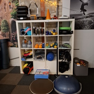 Diverse gymbenodigdheden en gewichten ,  in vakkenkast