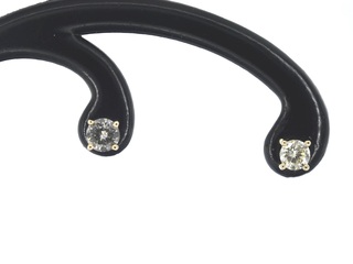 Gouden solitair oorbellen met natuurlijke briljant geslepen diamanten