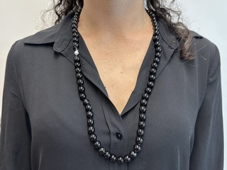 Halsketting met Onix edelsteen en een witgouden sluiting met diamant