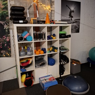 Diverse gymbenodigdheden en gewichten ,  in vakkenkast