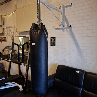 Bokszak met muurbevestiging