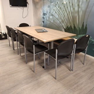 Eetkamertafel met 7x diverse stoel en zitbankje