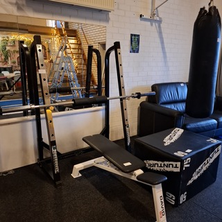 Squatrek met halterrek en fitnessbank o.a. Powerhouse