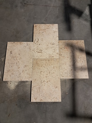 Ca. 81x Natuurstenen tegel