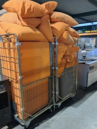 2x Rolcontainer met grijs/oranje bankkussens, O.a Sateliet