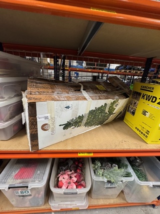 Kerstboom en partij kerstdecoratie