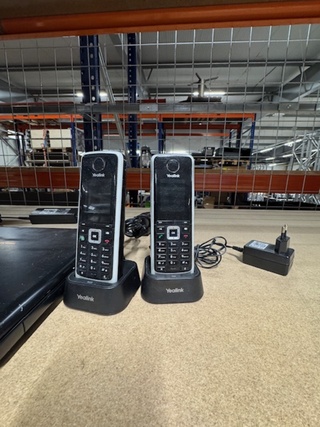 Laptop, monitor en draadloze telefoon