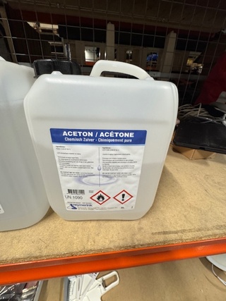 2x fles en 2x jerrycan Aceton en Alcohol Reymerink