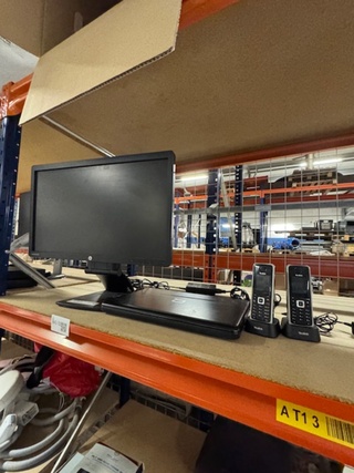 Laptop, monitor en draadloze telefoon